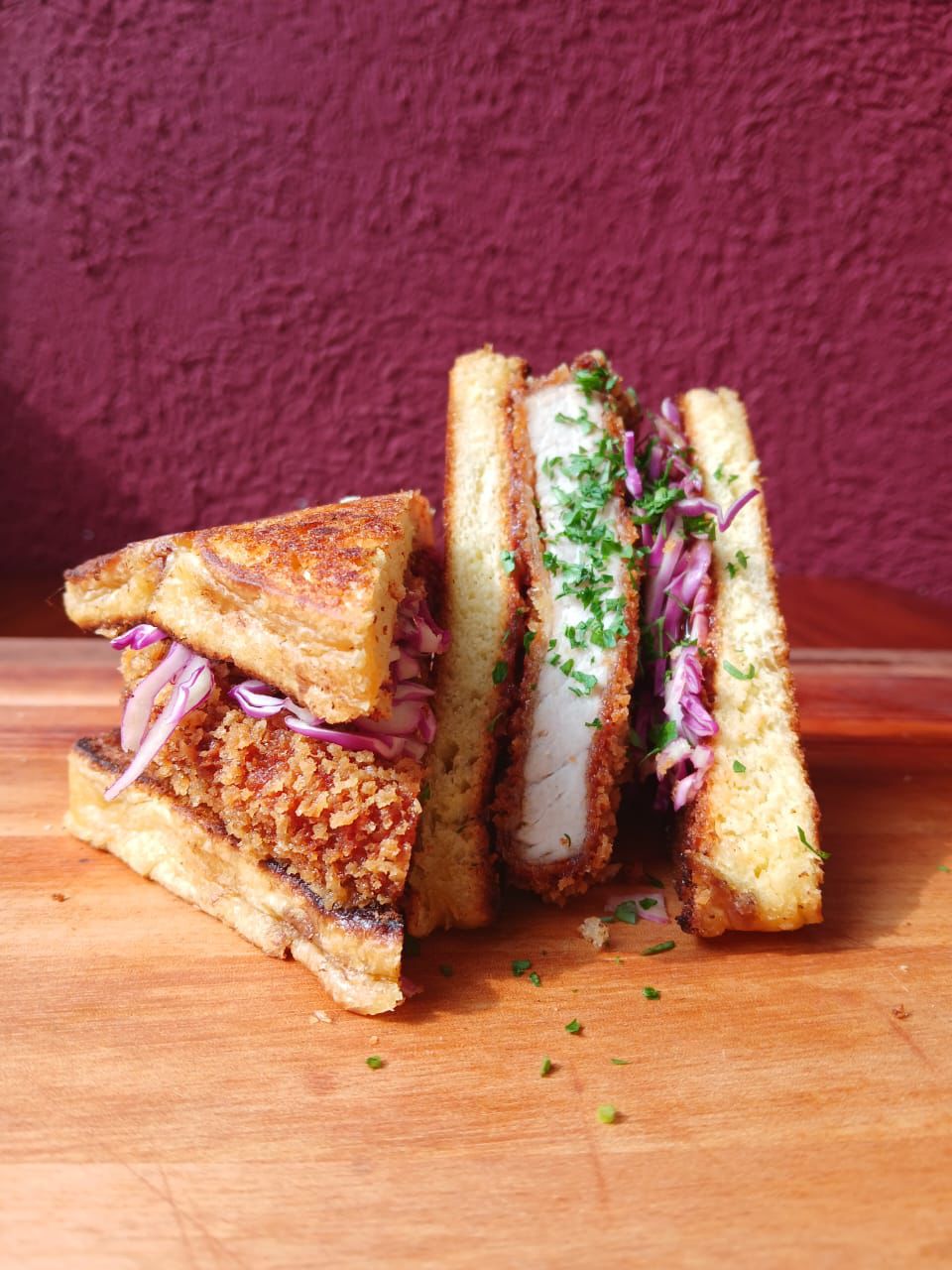 Katsuo Sando — lombo de porco empanado com molho tonkatsu