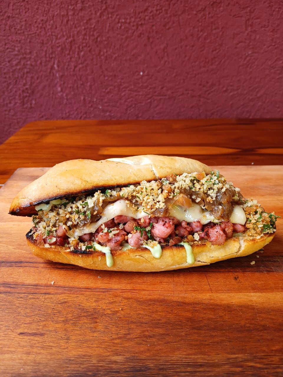 Linguiça de Bragança com farofa de bacon e cebola caramelizada
