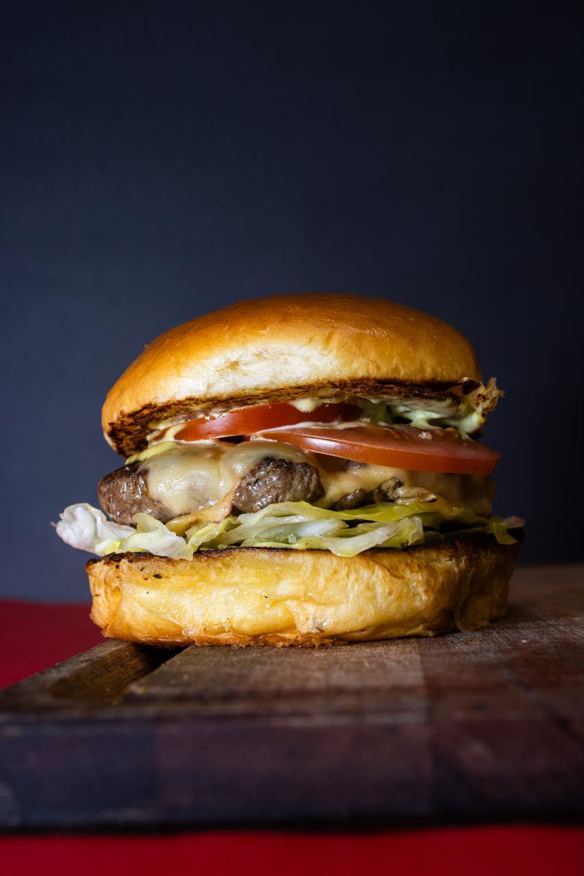 Street Salada — burger de fraldinha e costela com alface e tomate